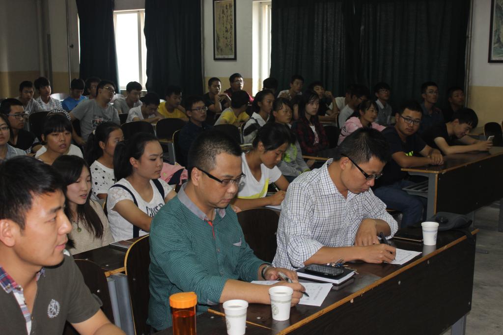 参见会议的老师和员工