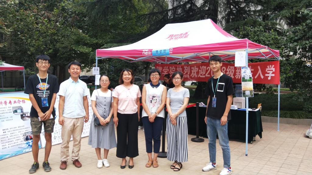 工作人员在接待点合影