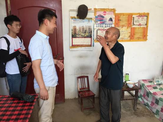 4.根据大爷们的指的方向,我们来到了一户老党员的家里进行走访调查