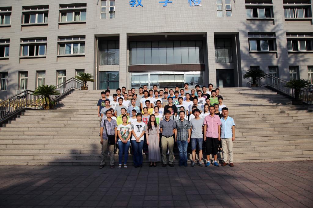 参赛队员与教师合影