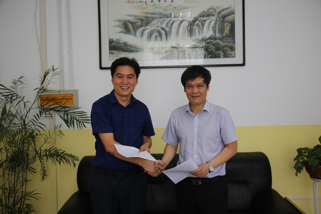 岳忠玉与孔德亮握手