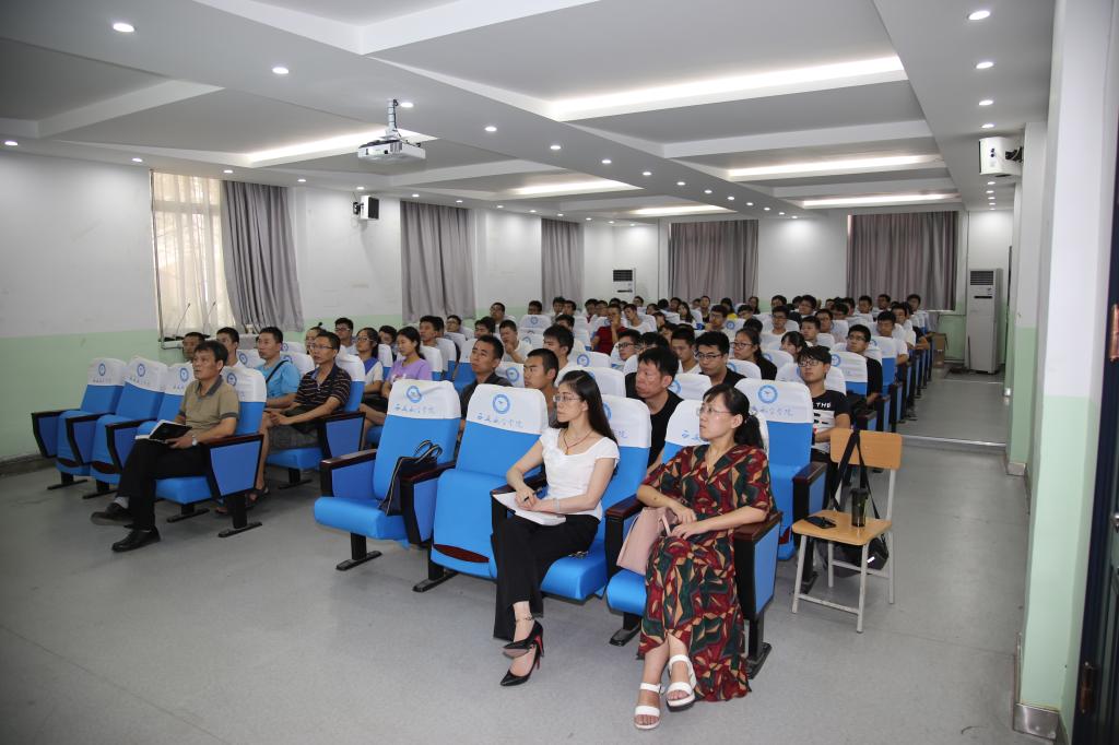 师生聆听蔺教授讲座