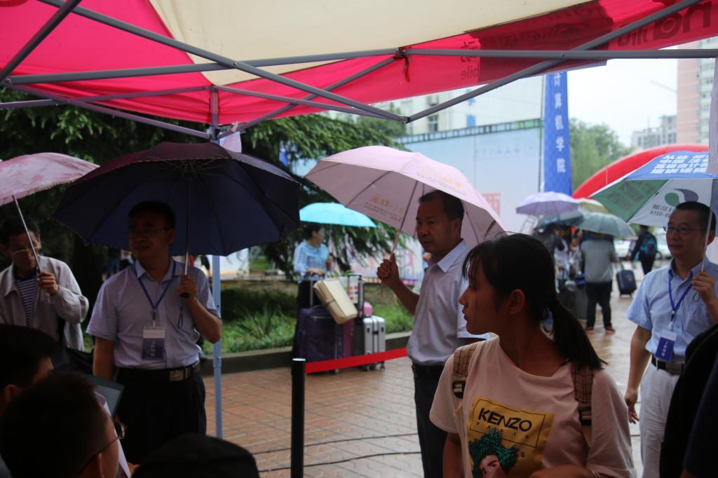 校领导视察工作