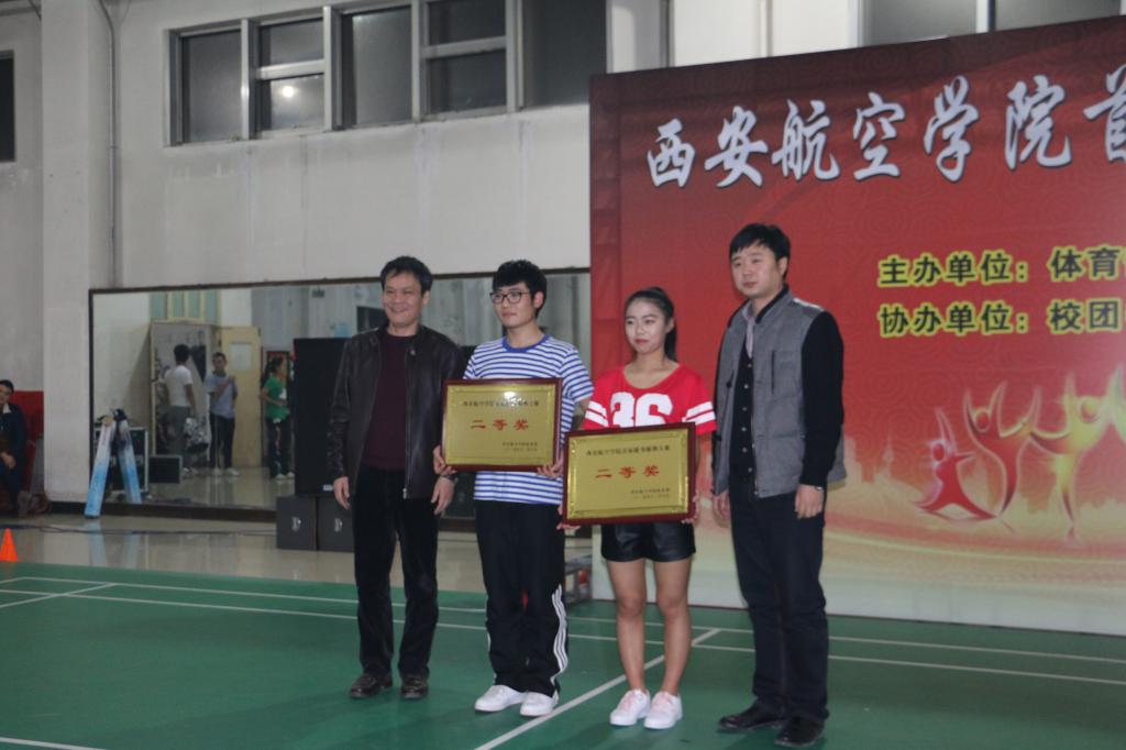 领导为公司参赛队代表颁奖