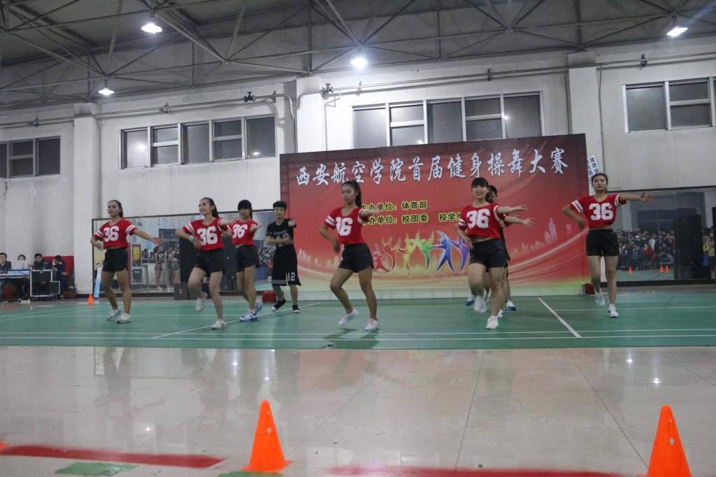 公司参赛队员在比赛