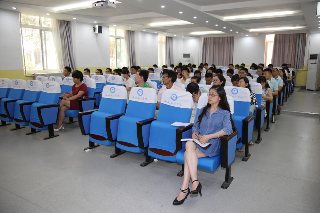 党员干部认真聆听